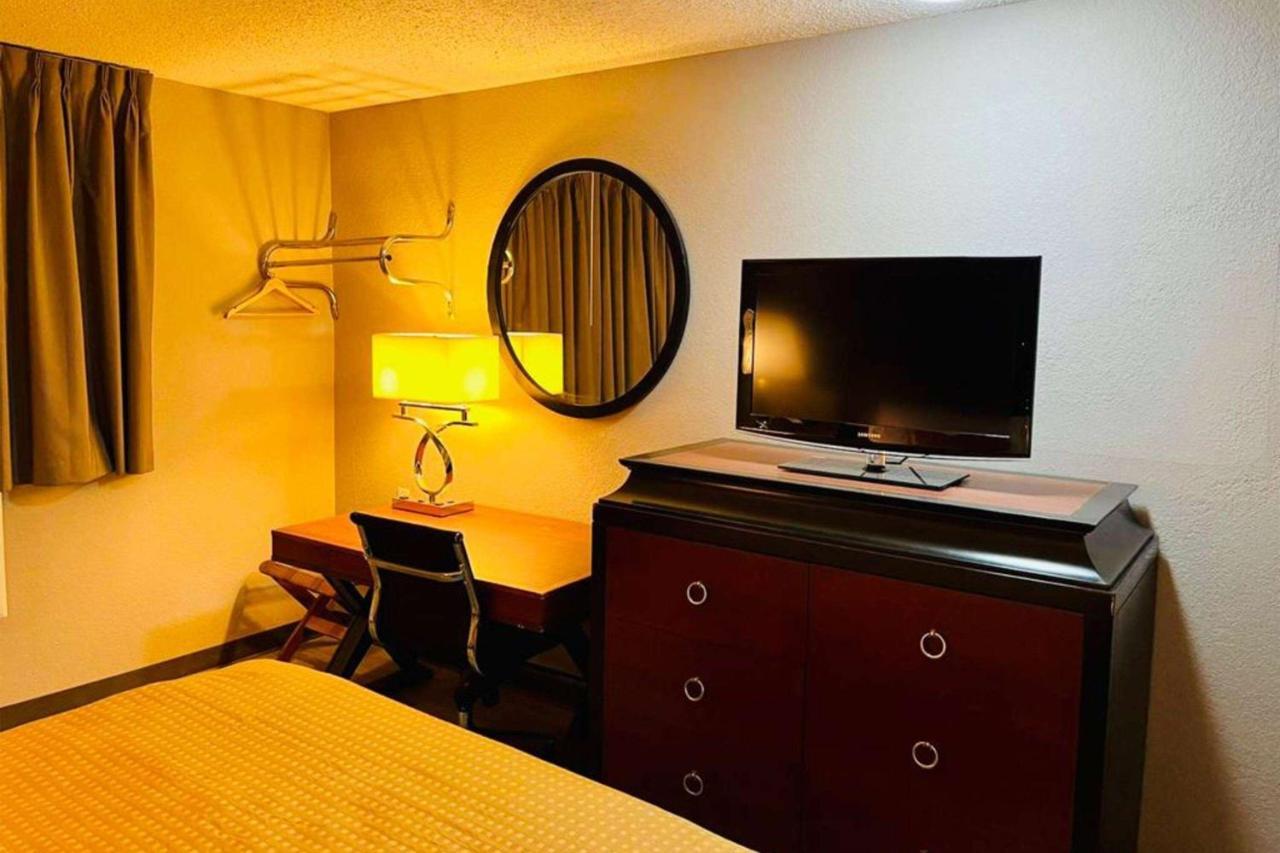 Super 8 By Wyndham Benton Harbor St Joseph Otel Dış mekan fotoğraf
