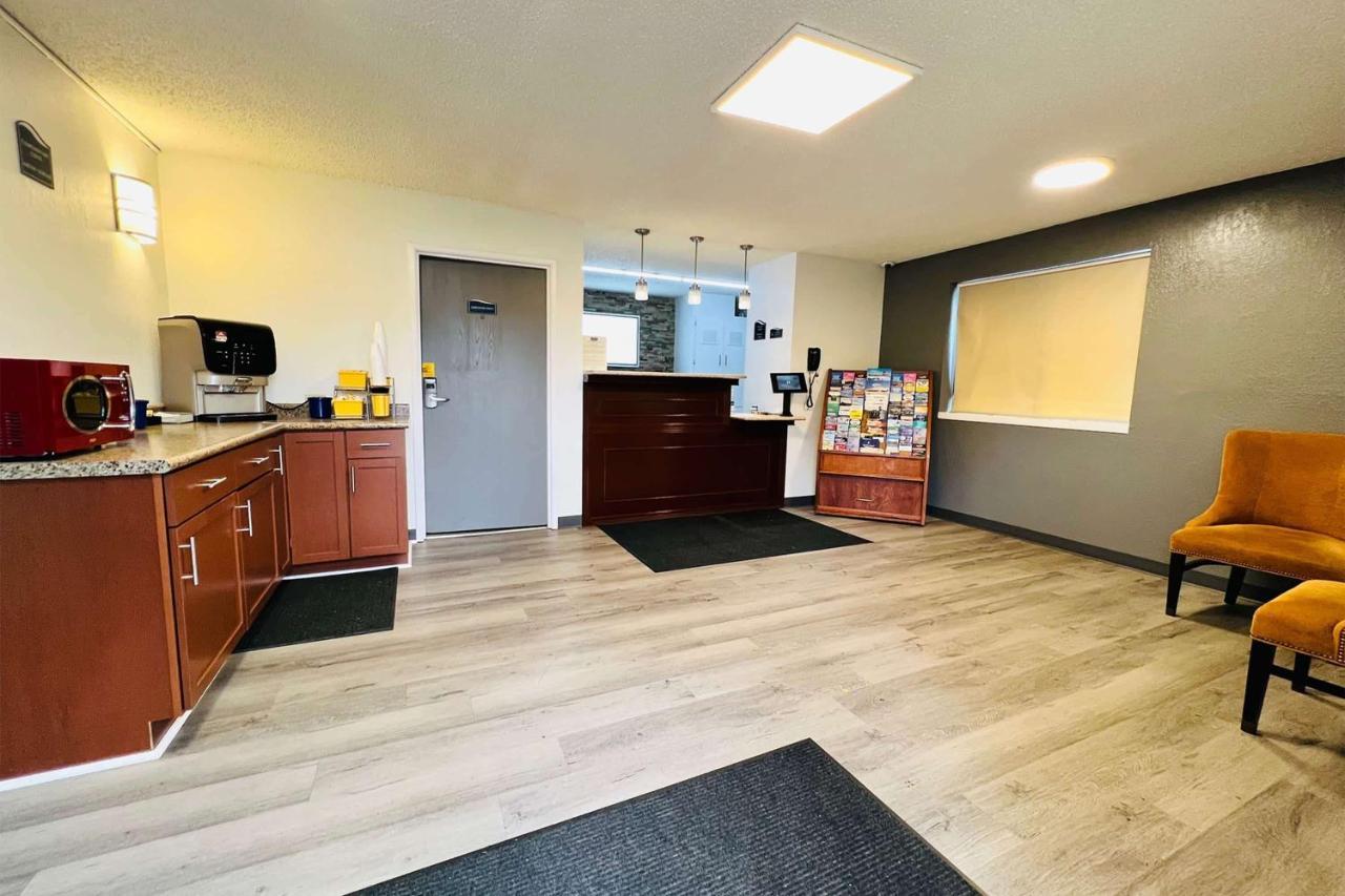 Super 8 By Wyndham Benton Harbor St Joseph Otel Dış mekan fotoğraf